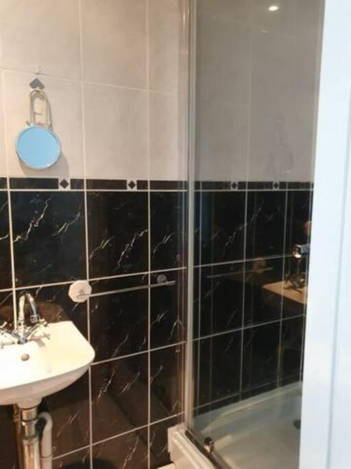 Orme View Dog Friendly Apartment Llandudno Exterior photo